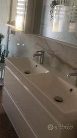 Mobile bagno con lavabo e rubinetti