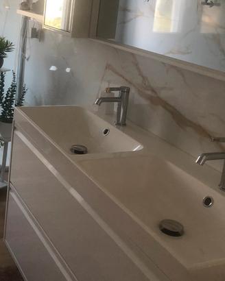 Mobile bagno con lavabo e rubinetti