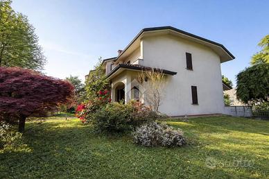 VILLA A SCHIERA A BARLASSINA