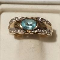 Anello in oro con pietra azzurra e brillantini