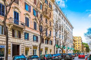 Prati - ampio negozio ad uso investimento