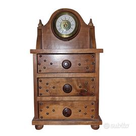 Mobiletto portagioie in legno, orologio e cassetti