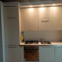 cucina colo crema con elettrodomestici 