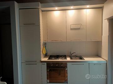 cucina colo crema con elettrodomestici 