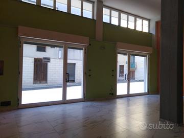 Locale 85 mq con annesso deposito