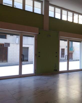 Locale 85 mq con annesso deposito