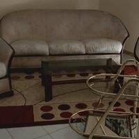 set di salotto con tappeto e carrello