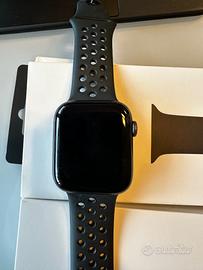 Apple Watch 4 + GPS + 4G (inclusi 4 cinturini)