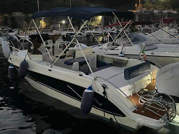 Barca a motore Walk around 