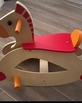 Dondolo in legno