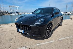 Maserati Grecale GT nero metallizzato, 300cv