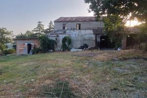 Rustico di ampia metratura con terreno