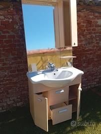 Mobile bagno con rubinetteria