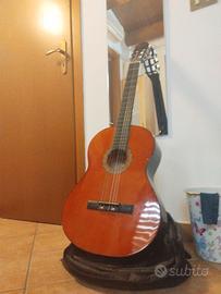 Chitarra + ricambio corde + custodia + plettri