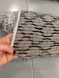 Rotolo di tessuto semitrasparente grigio