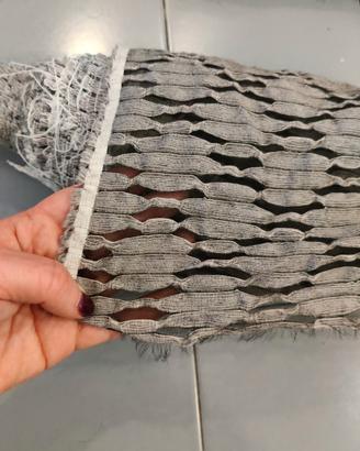 Rotolo di tessuto semitrasparente grigio