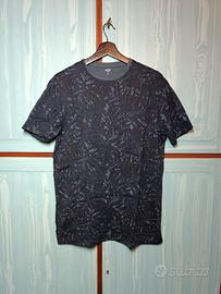 T-shirt Kiabi blu con fantasia floreale