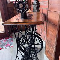 Macchina da cucire Singer a pedale vintage