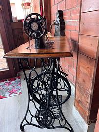 Macchina da cucire Singer a pedale vintage