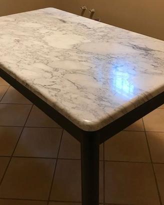 Tavolo in legno con piano in marmo