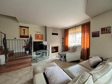 Zevio semicentro: porzione di bifamiliare con giar