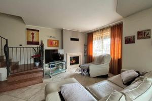 Zevio semicentro: porzione di bifamiliare con giar