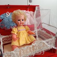 Baule con letto e bambola (2 vestitini) anni '60
