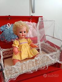 Baule con letto e bambola (2 vestitini) anni '60