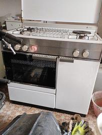 Cucina a gas e forno elettrico