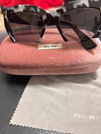 Occhiali MIÙ MIÙ con bordo tagliato,maculati,nero.