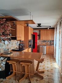 cucina con elettrodomestici