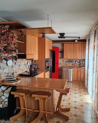 cucina con elettrodomestici