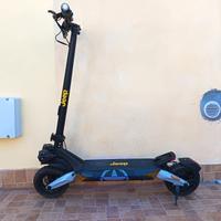 Monopattino elettrico Jeep JXP – pari al nuovo