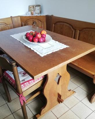 Tavolo da cucina con cassa panca e sedie