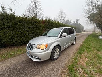 lancia voyager 2.8 crd prezzo 4900 euro