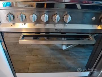 cucina a gas con forno e 5 fuochi Hotpoint Ariston