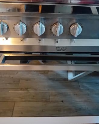 cucina a gas con forno e 5 fuochi Hotpoint Ariston