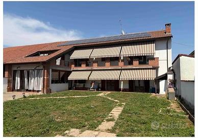 Casa indipendentemente con ampio cortile e garage
