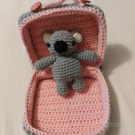 Valigetta con Koala fatto a mano all'uncinetto