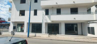 Locale commerciale angolare alta visibilità