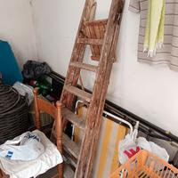 Scala di legno antica da restaurare