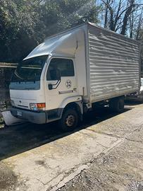 Nissan Cabstar con pedana