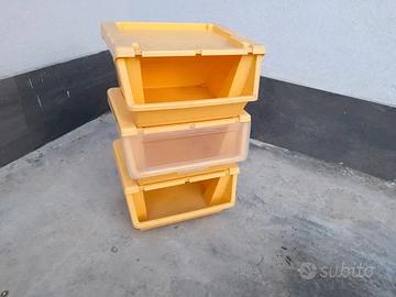 Set di tre scatole contenitore gialle in plastica.