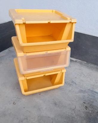 Set di tre scatole contenitore gialle in plastica.