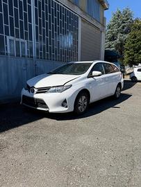 Toyota Auris 1.8 Benz. Hybrid anno 2015 (solo rica