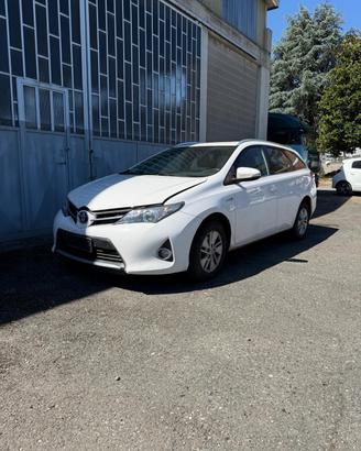 Toyota Auris 1.8 Benz. Hybrid anno 2015 (solo rica