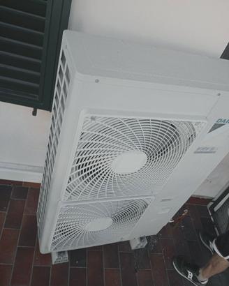 Unità esterna oer climatizzatore