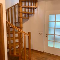 Scala a chiocciola in legno di rovere