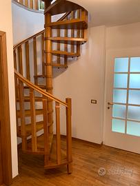 Scala a chiocciola in legno di rovere