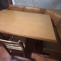 Panca con tavolo e due sedie